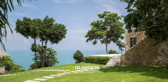 אחוזת יוקרה עם נוף לים התיכון על מגרש ענק למכירה