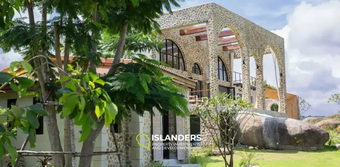 אחוזת יוקרה עם נוף לים התיכון על מגרש ענק למכירה