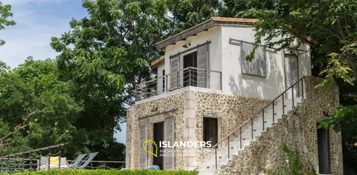 אחוזת יוקרה עם נוף לים התיכון על מגרש ענק למכירה