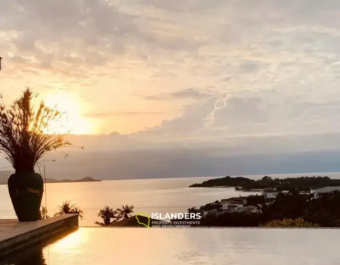 Herrliche Aussicht auf den Sonnenuntergang von der geräumigen, modernen Poolvilla mit 4 Schlafzimmern