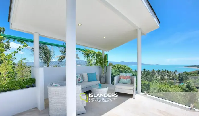 Herrliche Aussicht auf den Sonnenuntergang von der geräumigen, modernen Poolvilla mit 4 Schlafzimmern