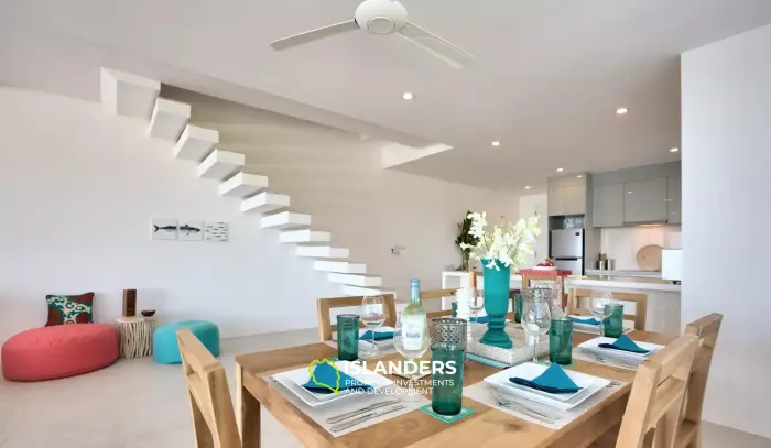 Herrliche Aussicht auf den Sonnenuntergang von der geräumigen, modernen Poolvilla mit 4 Schlafzimmern
