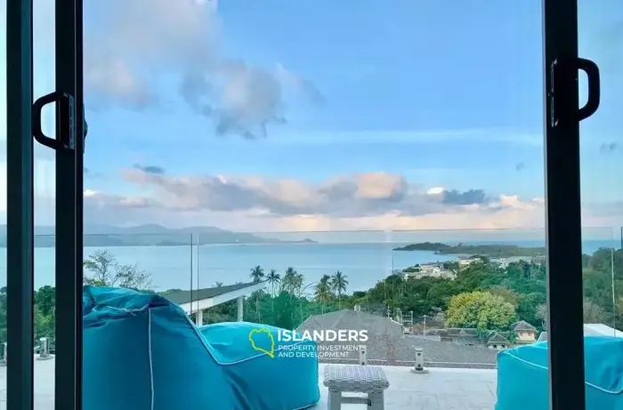 Herrliche Aussicht auf den Sonnenuntergang von der geräumigen, modernen Poolvilla mit 4 Schlafzimmern