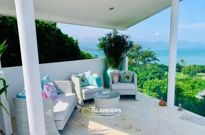 Herrliche Aussicht auf den Sonnenuntergang von der geräumigen, modernen Poolvilla mit 4 Schlafzimmern