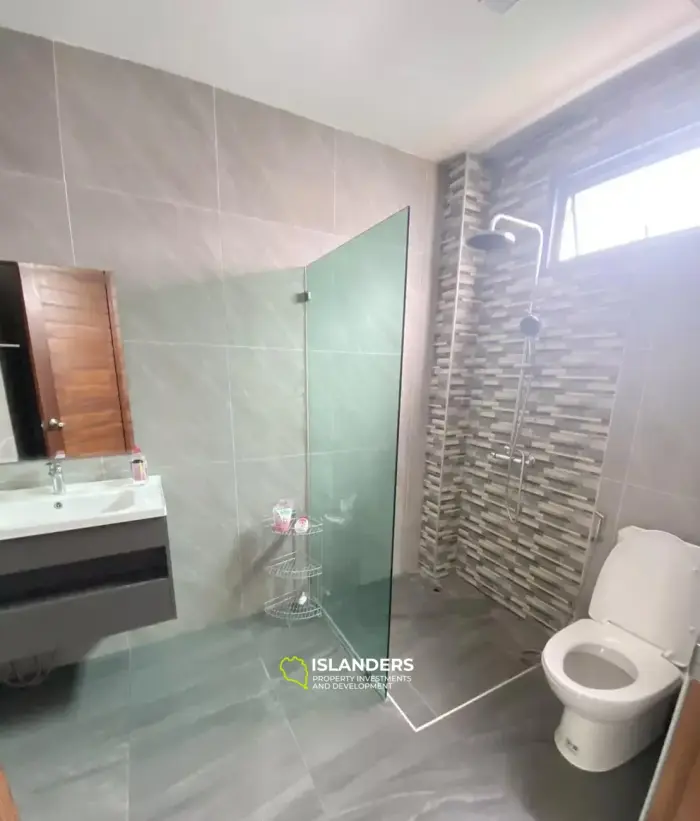 Große Poolvilla mit 5 Schlafzimmern im Herzen von Bophut zu verkaufen