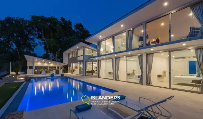 Beautiful Modern 4 Bedrooms Beachfront Villa for Sale in Koh Samui