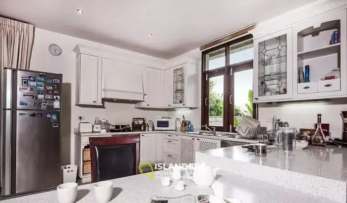 شقة من 3 غرف نوم على الطراز البالينيزي مع إطلالة على البحر في شاطئ بوفوت