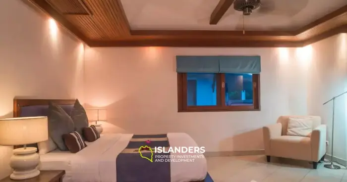 Вилла с 4 спальнями и бассейном в районе Тихого пляжа на продажу