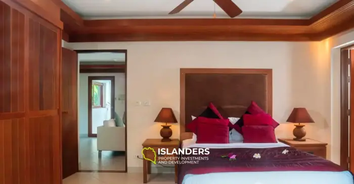 Вилла с 4 спальнями и бассейном в районе Тихого пляжа на продажу