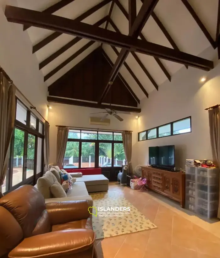 Villa de 4 chambres avec piscine privée à vendre et à louer à Samui