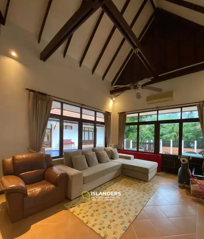 Villa de 4 chambres avec piscine privée à vendre et à louer à Samui
