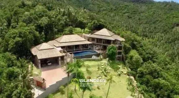 Wunderschöne Villa mit 4 Schlafzimmern und Meerblick auf einem riesigen Grundstück