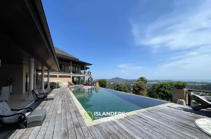 Wunderschöne Villa mit 4 Schlafzimmern und Meerblick auf einem riesigen Grundstück