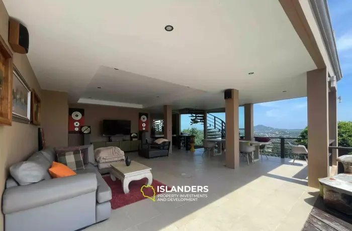Wunderschöne Villa mit 4 Schlafzimmern und Meerblick auf einem riesigen Grundstück