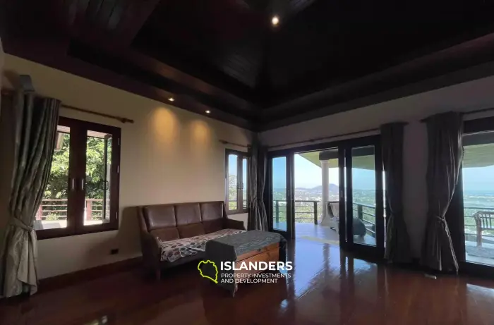Wunderschöne Villa mit 4 Schlafzimmern und Meerblick auf einem riesigen Grundstück