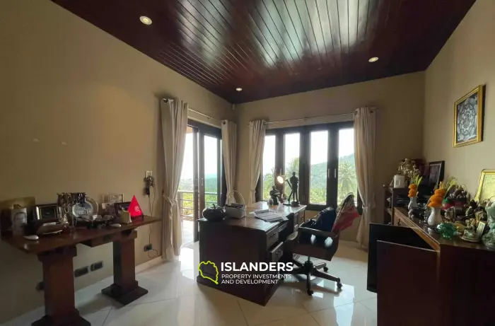Wunderschöne Villa mit 4 Schlafzimmern und Meerblick auf einem riesigen Grundstück