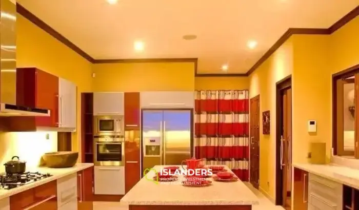 Wunderschöne Villa mit 4 Schlafzimmern und Meerblick auf einem riesigen Grundstück