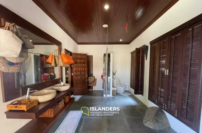 Wunderschöne Villa mit 4 Schlafzimmern und Meerblick auf einem riesigen Grundstück