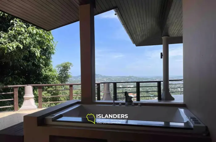 Wunderschöne Villa mit 4 Schlafzimmern und Meerblick auf einem riesigen Grundstück