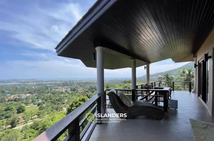 Wunderschöne Villa mit 4 Schlafzimmern und Meerblick auf einem riesigen Grundstück
