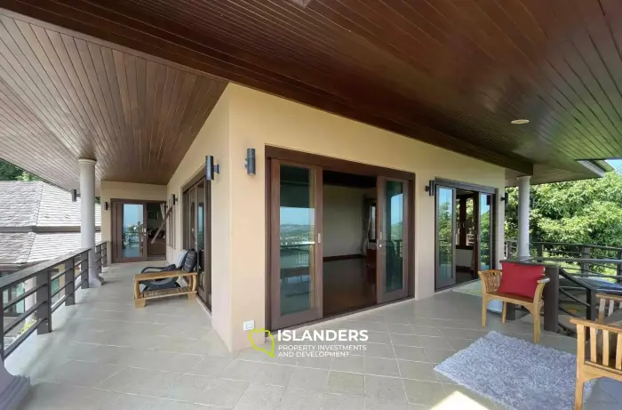 Wunderschöne Villa mit 4 Schlafzimmern und Meerblick auf einem riesigen Grundstück