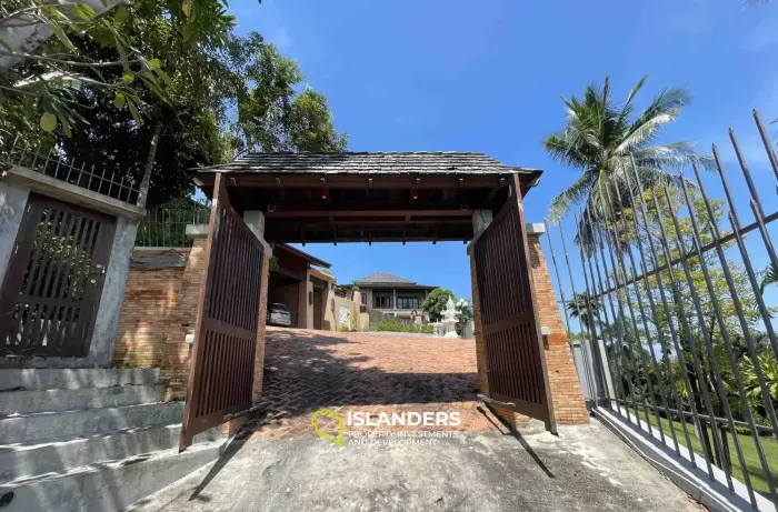 Wunderschöne Villa mit 4 Schlafzimmern und Meerblick auf einem riesigen Grundstück