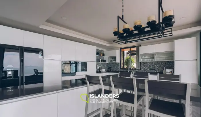 فيلا فاخرة مكونة من 7 غرف نوم مطلة على البحر للبيع