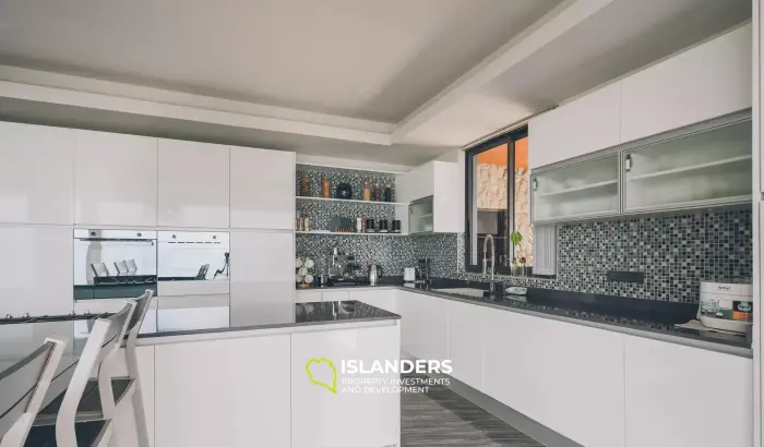 فيلا فاخرة مكونة من 7 غرف نوم مطلة على البحر للبيع