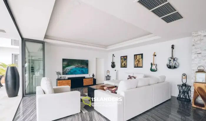 فيلا فاخرة مكونة من 7 غرف نوم مطلة على البحر للبيع