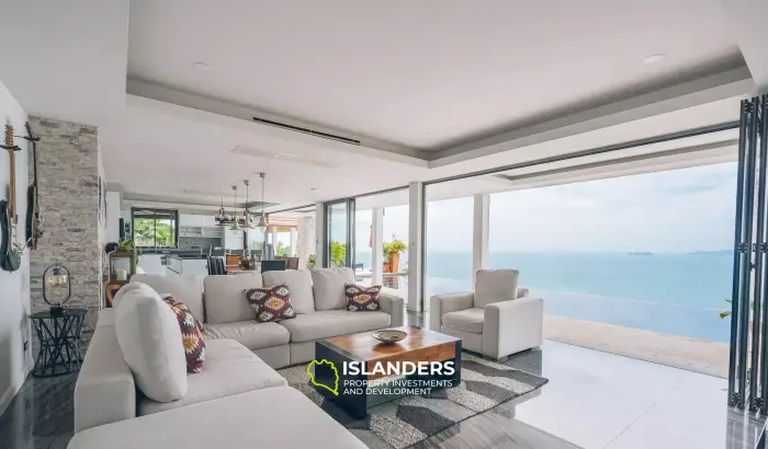 فيلا فاخرة مكونة من 7 غرف نوم مطلة على البحر للبيع