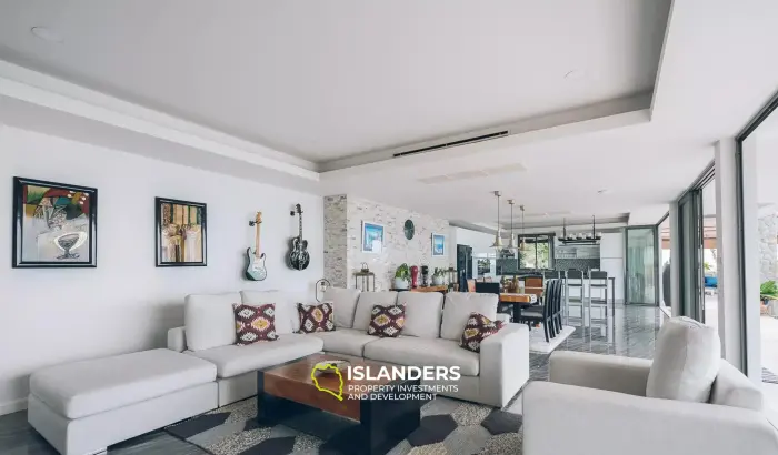 فيلا فاخرة مكونة من 7 غرف نوم مطلة على البحر للبيع