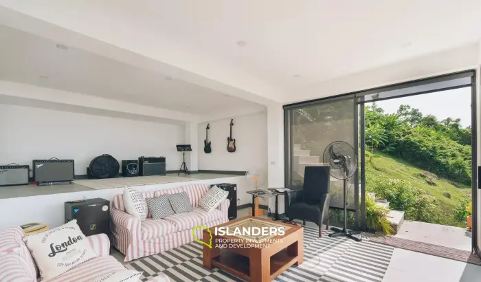 فيلا فاخرة مكونة من 7 غرف نوم مطلة على البحر للبيع