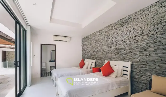 فيلا فاخرة مكونة من 7 غرف نوم مطلة على البحر للبيع