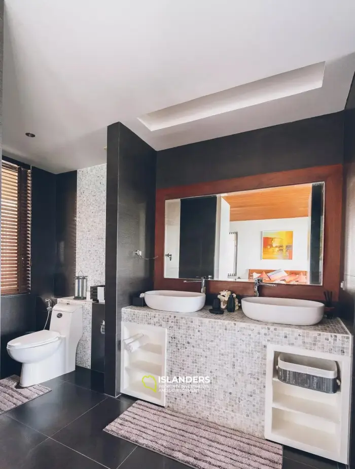 فيلا فاخرة مكونة من 7 غرف نوم مطلة على البحر للبيع