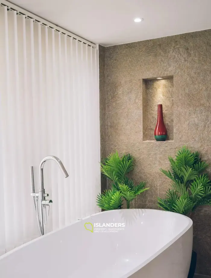 فيلا فاخرة مكونة من 7 غرف نوم مطلة على البحر للبيع