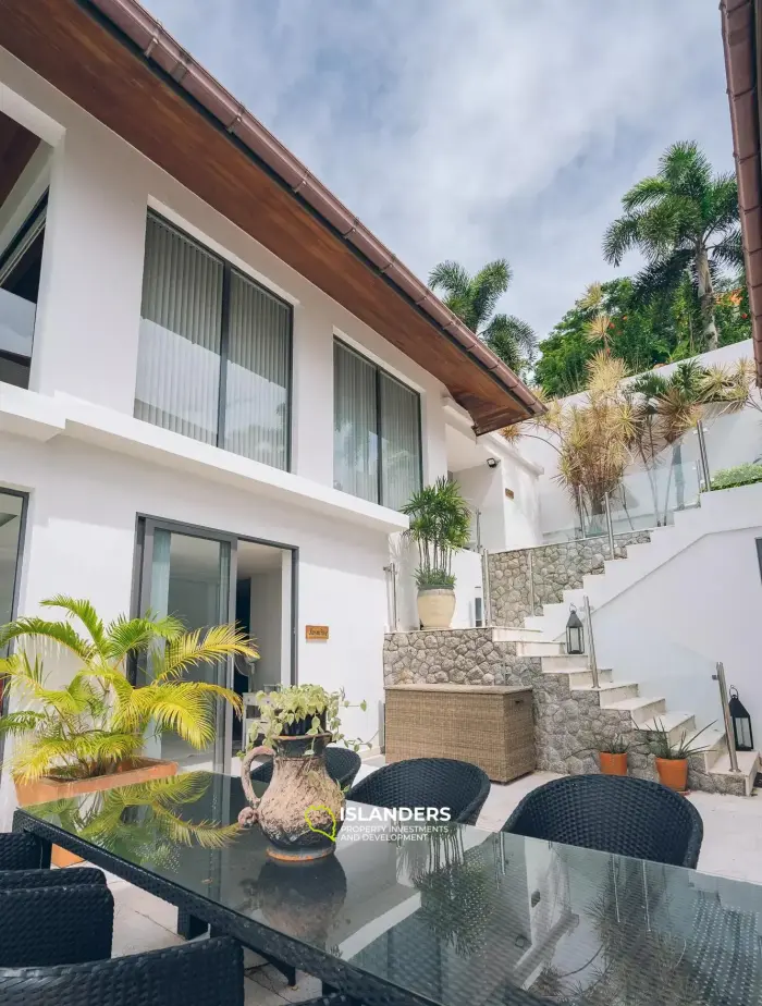 فيلا فاخرة مكونة من 7 غرف نوم مطلة على البحر للبيع