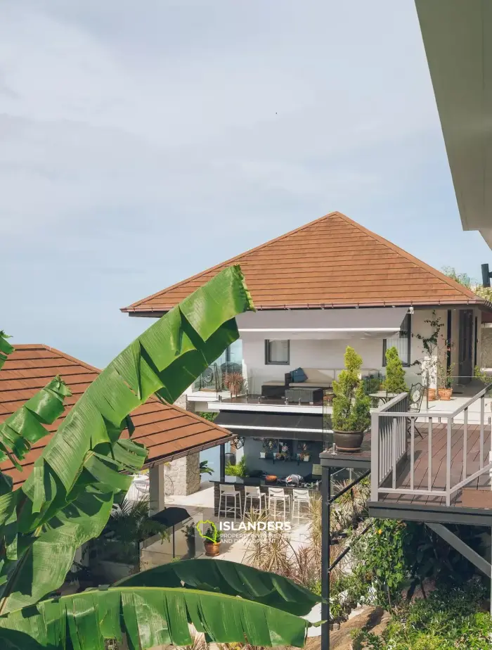 فيلا فاخرة مكونة من 7 غرف نوم مطلة على البحر للبيع