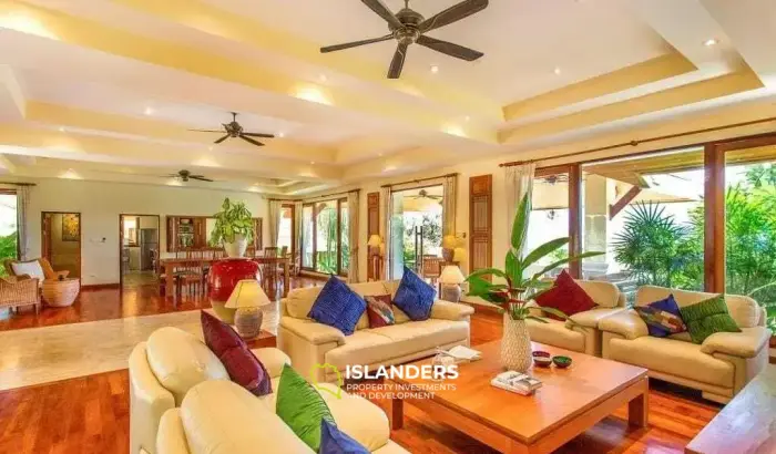 Villa intemporelle et élégante avec vue imprenable sur la mer à vendre