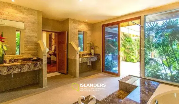 Villa intemporelle et élégante avec vue imprenable sur la mer à vendre