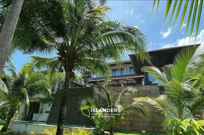 וילת בריכה עם נוף לגן למכירה ב-Maenam