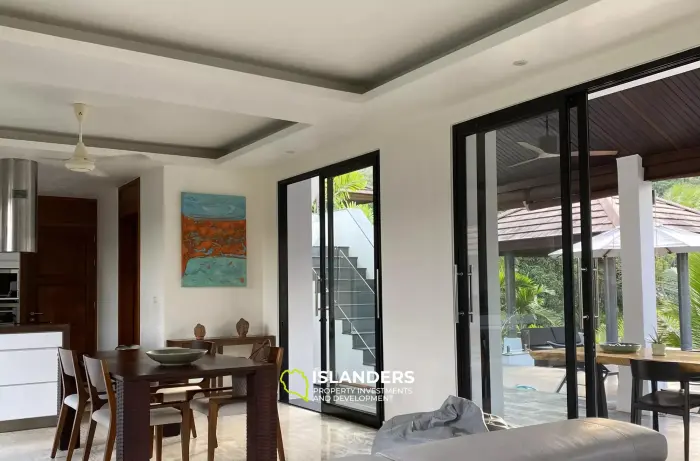 וילת בריכה עם נוף לגן למכירה ב-Maenam