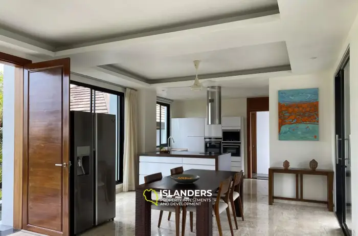 וילת בריכה עם נוף לגן למכירה ב-Maenam