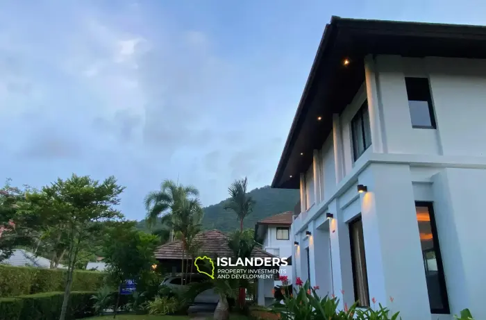 וילת בריכה עם נוף לגן למכירה ב-Maenam