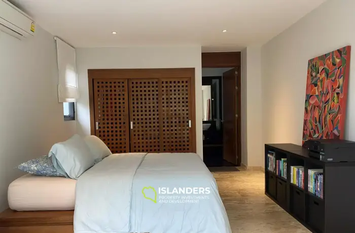 וילת בריכה עם נוף לגן למכירה ב-Maenam