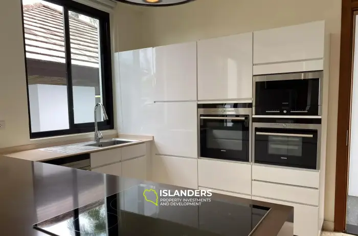 וילת בריכה עם נוף לגן למכירה ב-Maenam