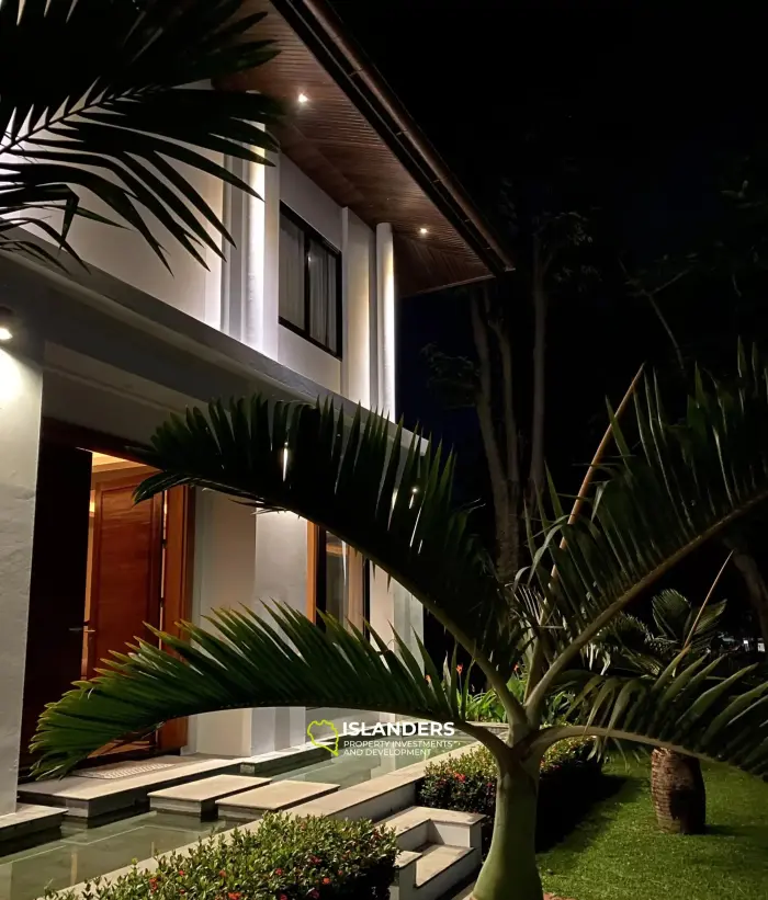 וילת בריכה עם נוף לגן למכירה ב-Maenam