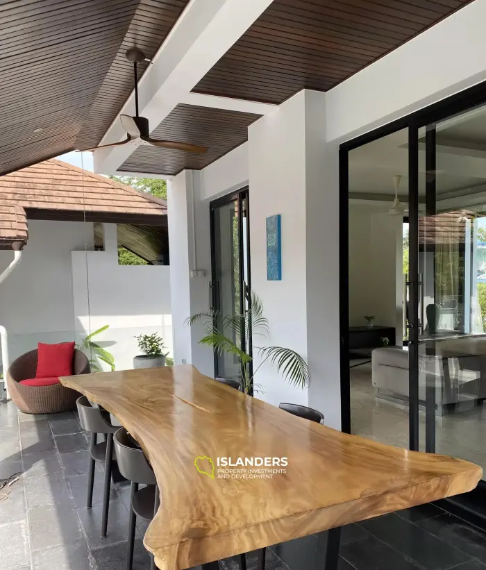 וילת בריכה עם נוף לגן למכירה ב-Maenam