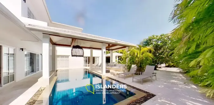 Очень просторная вилла с 6 спальнями и бассейном в центре Ламая