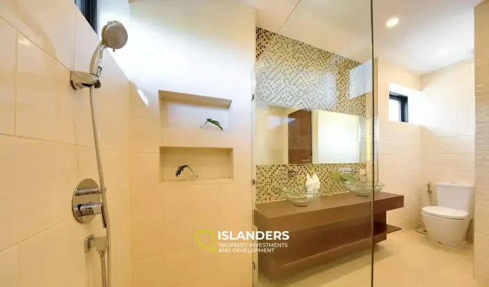 فيلا ماينام الرائعة مع 4 غرف نوم وإطلالات على البحر