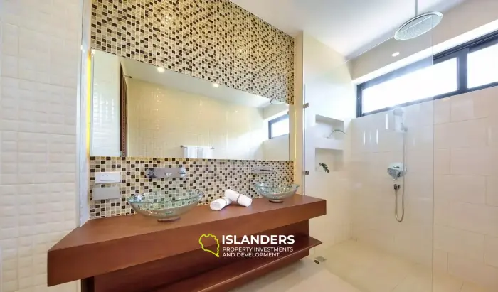 فيلا ماينام الرائعة مع 4 غرف نوم وإطلالات على البحر